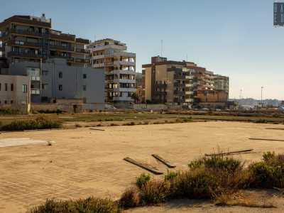 Attraversiamo ora quello che doveva essere il campo da pallacanestro e da pattinaggio circondato dalla vegetazione cresciuta in ogni angolo